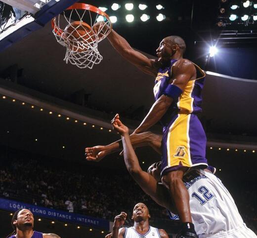 队史第五人!湖人老板暗示2021年为科比建雕像,你会选哪个动作呢?