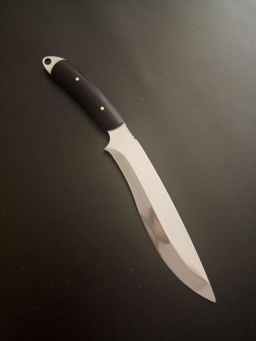 手工达人制作的户外战术刀具