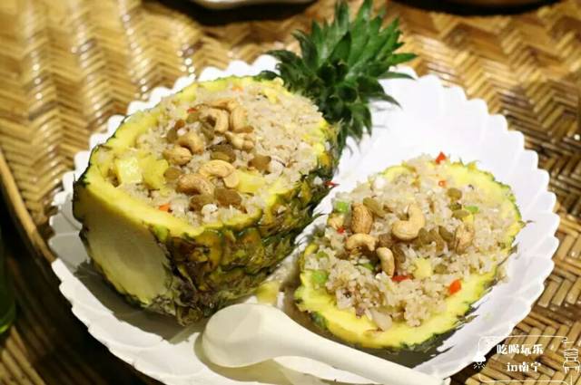 缤纷手抓饭:里面各种水果蔬菜,还有几种傣族 特色美食,主食,特色菜