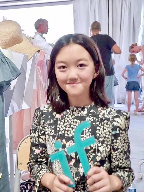 在这一幅被曝光的李嫣近照中,李嫣把右腿迈上了台阶,做了一个大跨步