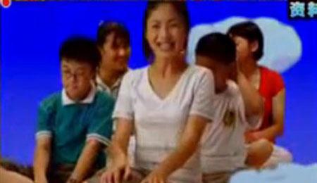 胡可主持《小神龙俱乐部》