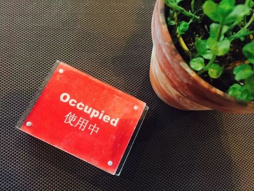 了两个动作:先放了一块正面写有occupied反面写有"座位被使用"的桌签