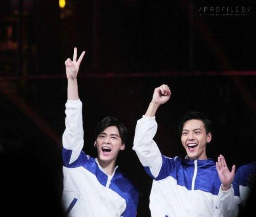 李易峰和好友陈伟霆的亲密合照