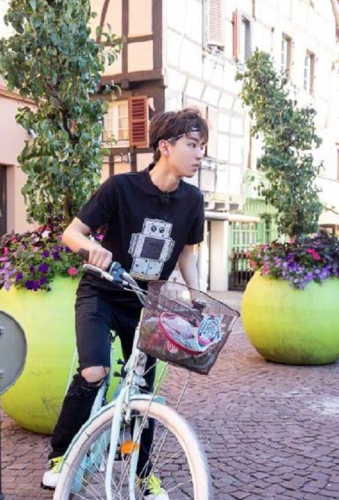 王俊凯锁车方式很佛系,地主家的傻儿子上线,让人直呼善良可爱