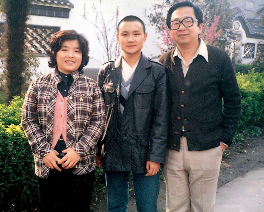 演红楼梦的欧阳奋强23岁爆红,娶18岁初恋,28 岁儿子夭折,如今怎样了?