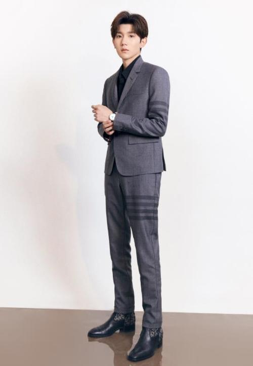 王源身着thom browne西服套装搭配christian louboutin短靴,chopard
