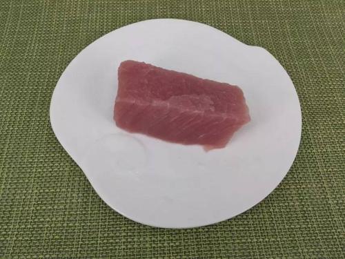 母婴 正文  食材:瘦猪肉50克,杏鲍菇100克 调料:植物油,葱姜,淀粉