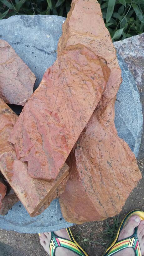 这是不是泗水砭石原石呢?这是在矿山上带回来的