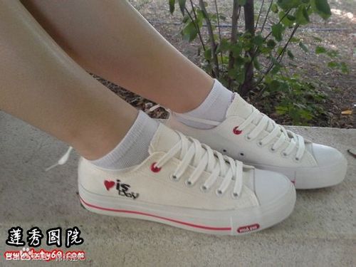 求妹子穿帆布鞋,漏白袜边的照片