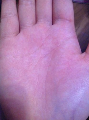 我是女生,拍的右手的掌纹,求分析下,最主要的是感情线,事业线,婚姻线