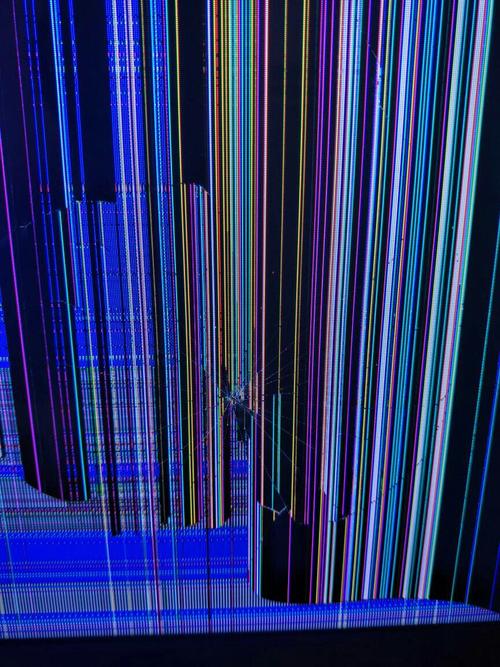 电视被砸了一下就这样了而且屏幕我摸一点事情都没有不过内容就这样了