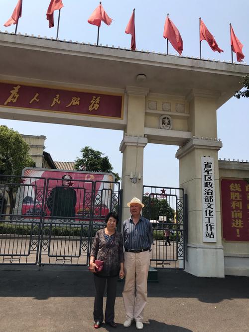 电影"芳华"拍摄地点省军区文工团大门前留念,电影的开场雨中接新兵那