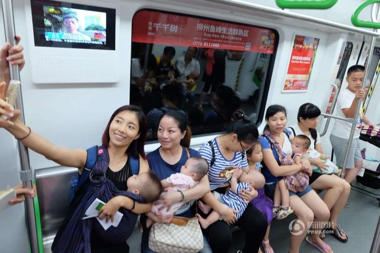 世界母乳喂养周 广西50多位辣妈地铁内集体哺乳(图)