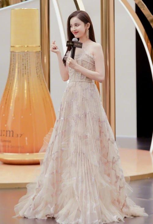 网易首页>网易号>正文申请入驻> 裙子是女神的标配,古力娜扎穿长裙美