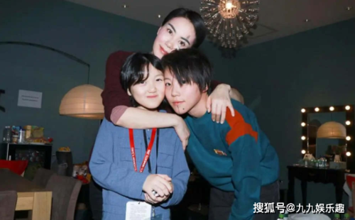 15岁李嫣近照曝光自拍曼妙身姿被指责穿着打扮过于成熟