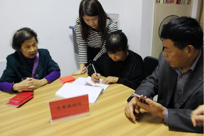 重温入党誓词,之后由第一支部委员许利煌组织党员现场按月交纳党费