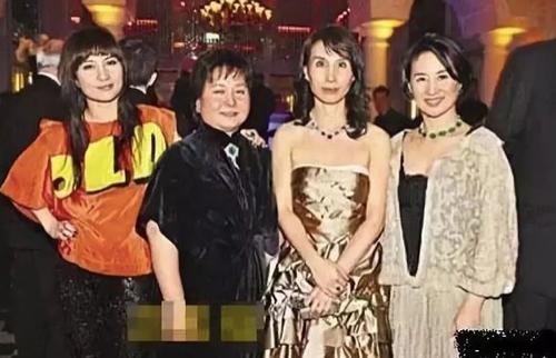 何超琼昔日出嫁很温馨,安排三个妹妹当伴娘,何超仪何