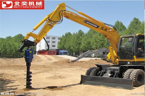 泊头钢板引孔钻机工作视频,挖机改液压钻机效果好体现