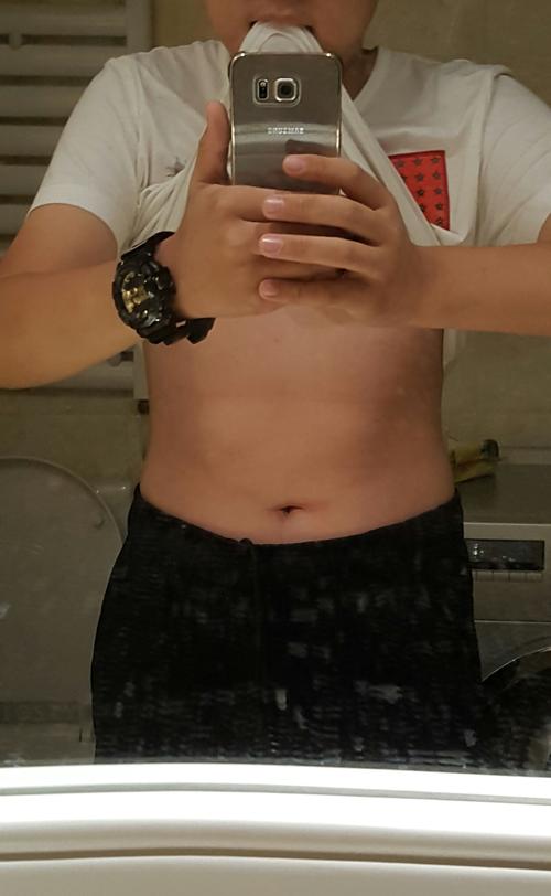 大家看看有腹肌吗?练了两个月.