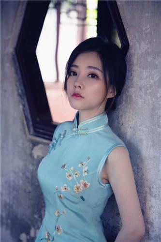 冯提莫晒旗袍美照 称周二有要事宣布
