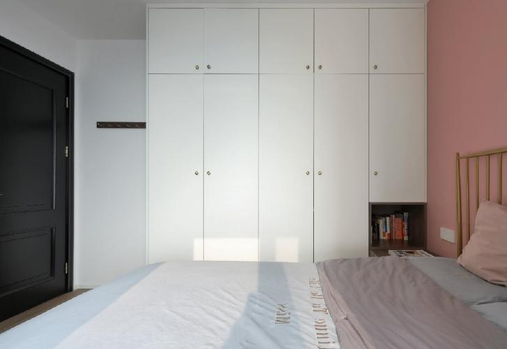 衣柜上留有开放格,和床头柜相连,收纳书或者小物件也不显得凌乱,随手