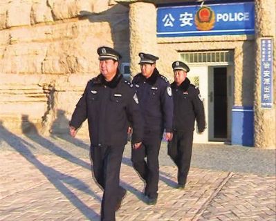 雅丹地貌风景区派出所民警刘海说:"自然条件肯定艰苦,主要是热爱这份