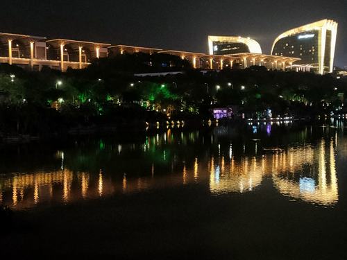 民歌广场原址改建,是实现"中国水城"百湖之一,他具有极其魅力的景区
