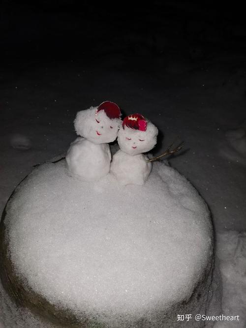 图上是他给我堆的雪人哈哈哈哈哈哈迷你版的可爱