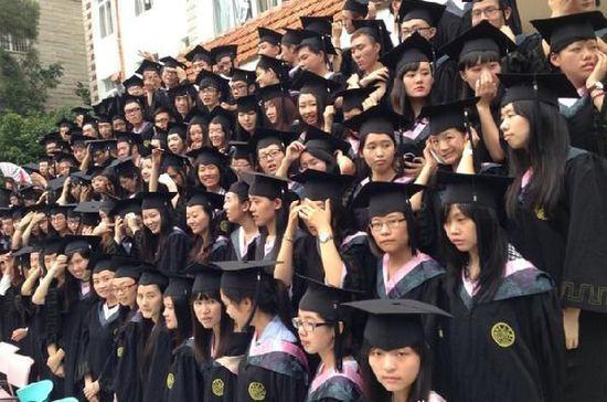 厦门大学一女生拍毕业照被学弟现场求婚