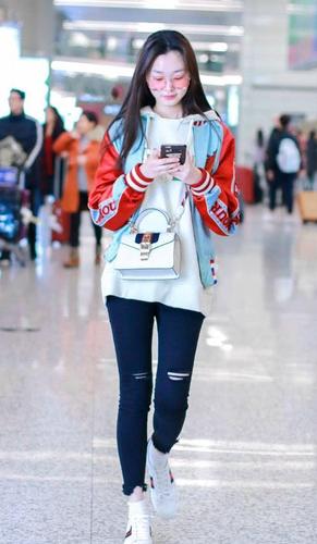 宋轶简直了,用白袜子穿出高跟鞋的效果,腿被拉长10厘米不止!