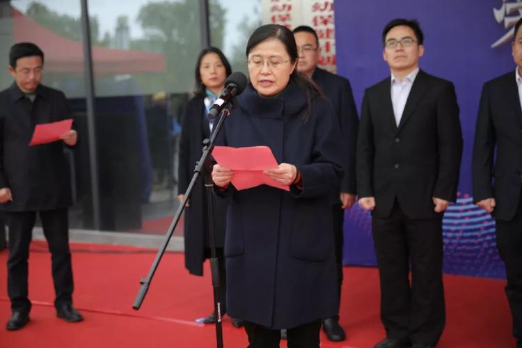 随后,荣昌区人民政府副区长李劲渝宣布了龚云辉院长,翟松会副院长