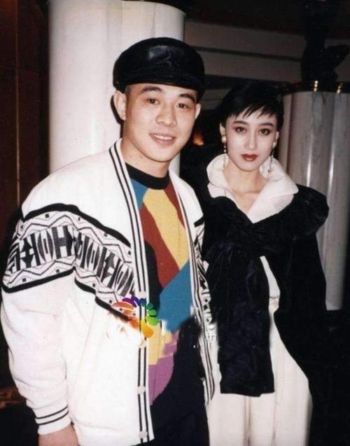 李连杰60岁妻子利智照片曝光,风韵犹存,对丈夫不离不弃