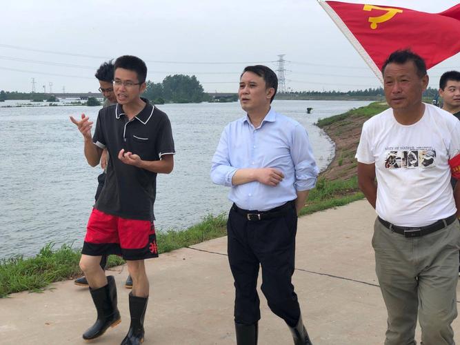 ( 彭世东同志查看汛情)