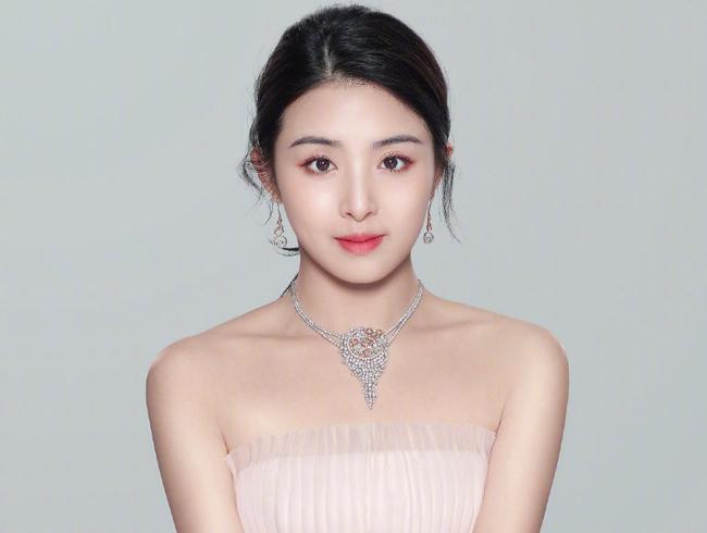 张含韵虽然当年没有上大学也不是科班生,但是我们了解到张含韵后来也