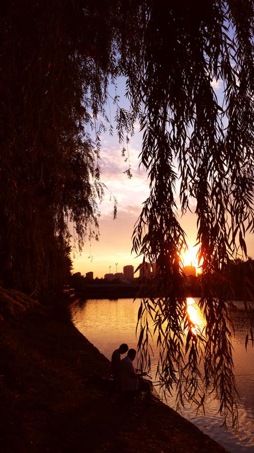 河边溜达看夕阳