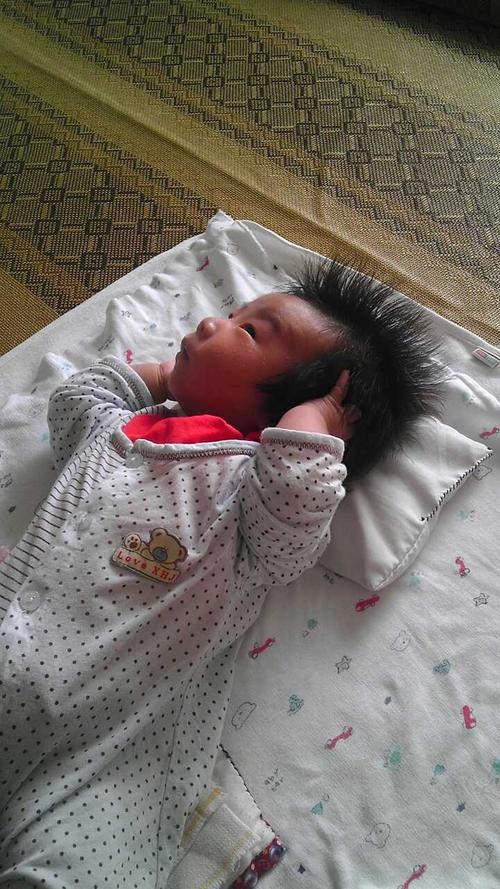 [2013年7月妈妈帮]宝宝头发竖着长怎么回事!