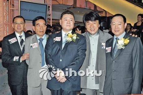 刘銮雄(中)和香港众富豪们他还擅长登报高调示爱,比如李嘉欣生日之际