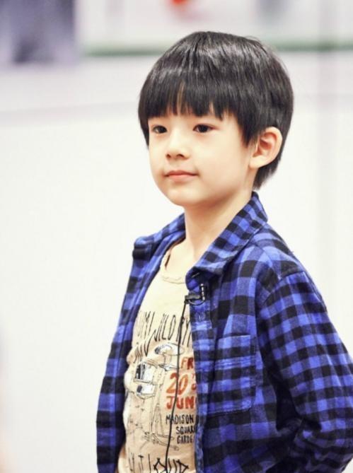 了一档综艺节目,顶顶的一出现就给大家的眼前一亮,这个小男孩真的太可