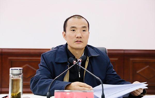 自贡贡井区委书记张洪涛讲话会议传达学习了2022年中央和四川省委及