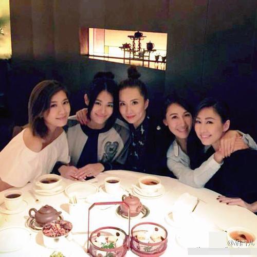 【星娱tv】胡杏儿与闺蜜聚餐 清一色都是大美女(图)