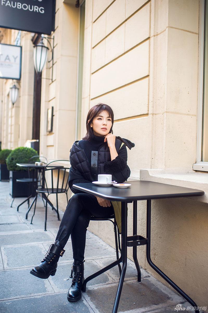 刘涛巴黎街头惬意街拍 小露香肩优雅迷人