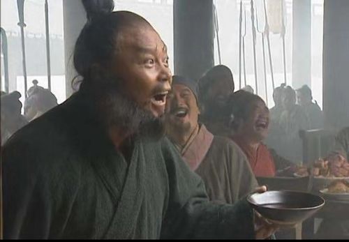 李逵老娘被虎吃了,众人却大笑,仔细看小说,上面可不是这样写的