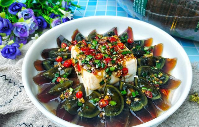 这才是皮蛋豆腐最好吃的做法加这一步豆腐嫩滑皮蛋q弹不粘