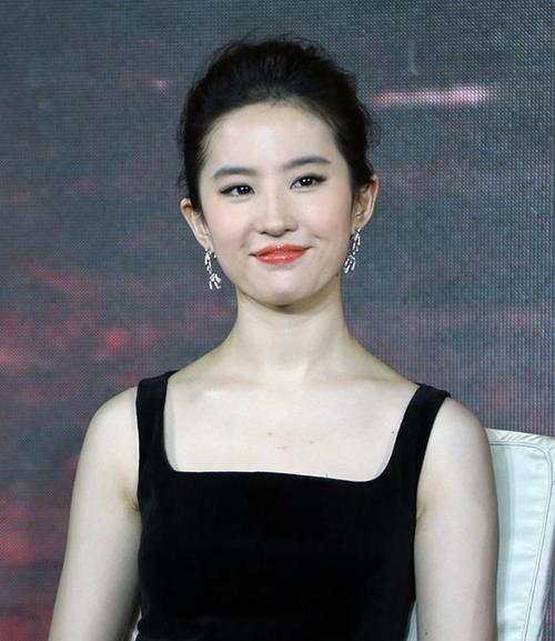 秀发飘飞 五位当红女星示范 不同脸型的最优发型        明星示范