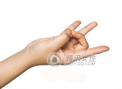 用大拇指指甲按压食指,中指,无名指及小指之间,用中指刺激大拇指指尖