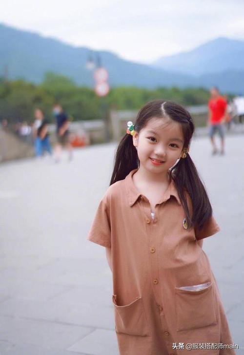 童星阿拉蕾长大了 才8岁就会穿连体裤秀腿超美