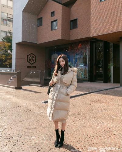 冬季保暖羽绒服少不了,孙允珠两款米色和粉色修身显瘦