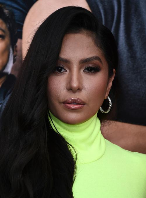 科比妻女走红毯瓦妮莎身材爆肥毛孔粗大18岁长女越来越像科比