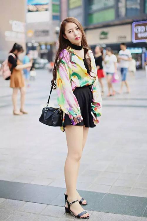 站在重庆解放碑步行街上,我们的目的是看美女,解放碑不仅是重庆美女