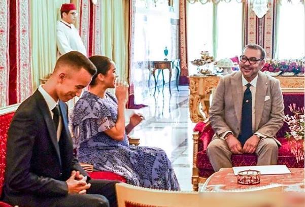 一向被视为焦点的梅根,和哈桑同框的时候都输惨了,众人的目光都放在